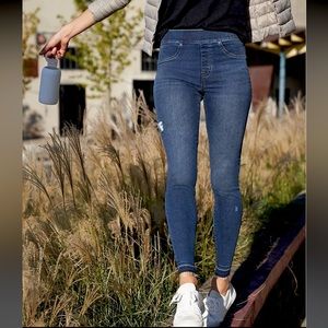 Spanx Distressed Denim High Rise Elastic Waist Jeggings Size Medium